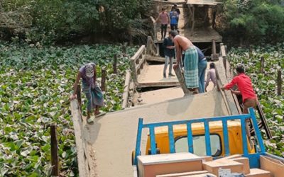কুয়াকাটায় ব্রিজ ভেঙে খালে পড়লো ট্রাক