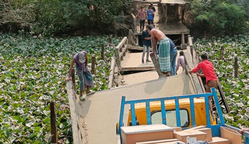 কুয়াকাটায় ব্রিজ ভেঙে খালে পড়লো ট্রাক