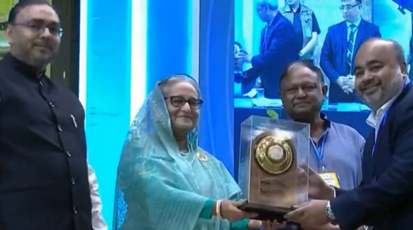 জাতীয় রপ্তানি ট্রফি তুলে দিলেন প্রধানমন্ত্রী