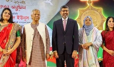 স্বাধীনতা পুরস্কার তুলে দিলেন প্রধান উপদেষ্টা