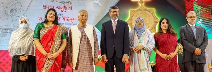 স্বাধীনতা পুরস্কার তুলে দিলেন প্রধান উপদেষ্টা