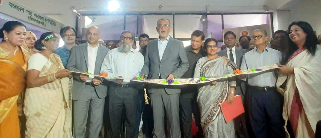 বহুমুখী পাটপণ্য ও তাঁত বস্ত্র মেলা উদ্বোধন করলেন বাণিজ্য উপদেষ্টা