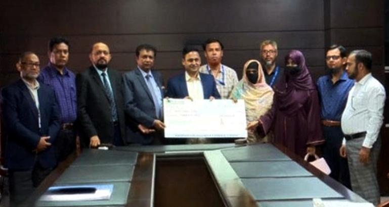 সন্ধানী লাইফ ইন্স্যুরেন্সের গ্রুপ বীমা দাবির চেক হস্তান্তর