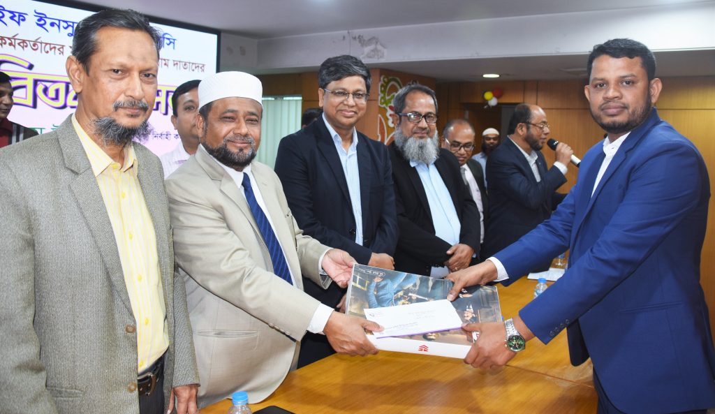 পলিসি বিপণনে শীর্ষ ৪৪ কর্মকর্তাকে পুরস্কৃত করলো ন্যাশনাল লাইফ