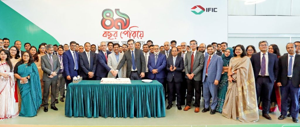 আইএফআইসি ব্যাংকের গৌরবময় ৪৯তম প্রতিষ্ঠাবার্ষিকী উদযাপিত