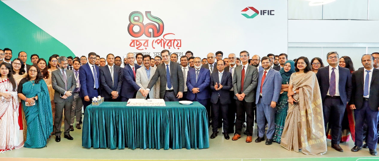 আইএফআইসি ব্যাংকের গৌরবময় ৪৯তম প্রতিষ্ঠাবার্ষিকী উদযাপিত