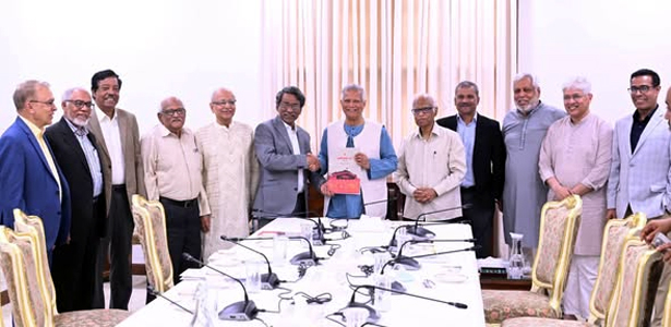 জাতীয় ঐকমত্য কমিশনের সুপারিশপত্র প্রধান উপদেষ্টার হাতে হস্তান্তর