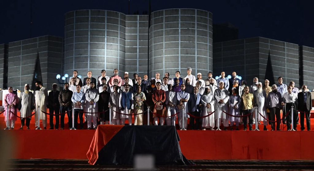 জুলাই জাতীয় সনদে স্বাক্ষর করলেন প্রধান উপদেষ্টা ড. ইউনূস ও রাজনৈতিক নেতারা